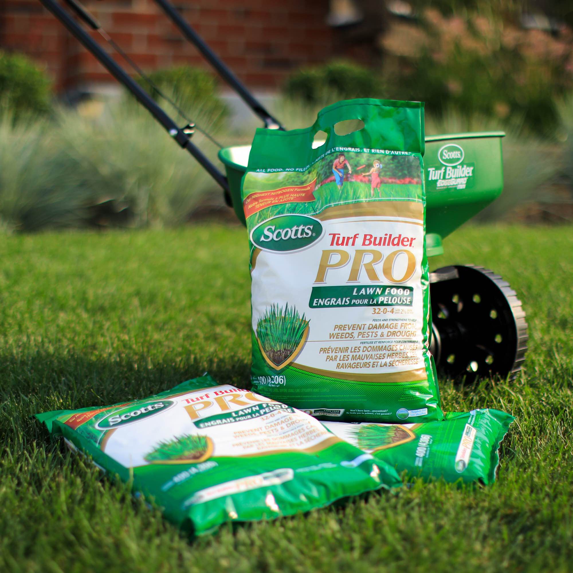 Scotts Turf Builder PRO Lawn Food 32 0 4 with 2 Iron Scotts Canada