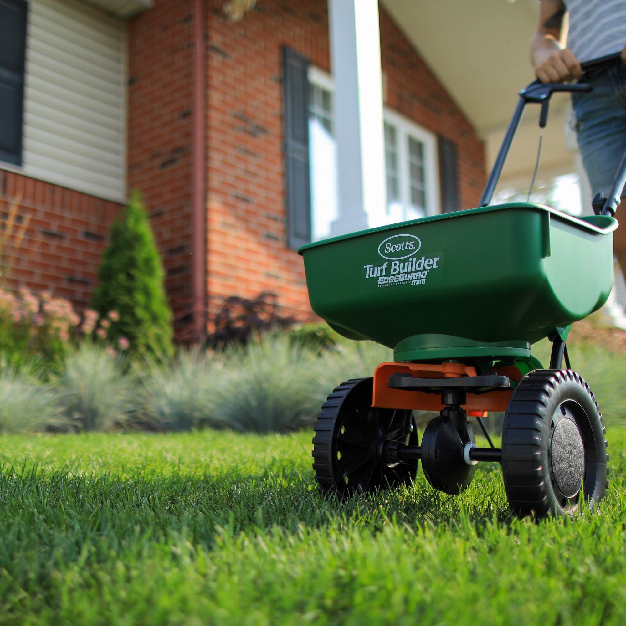 Scotts broadcast spreader deals