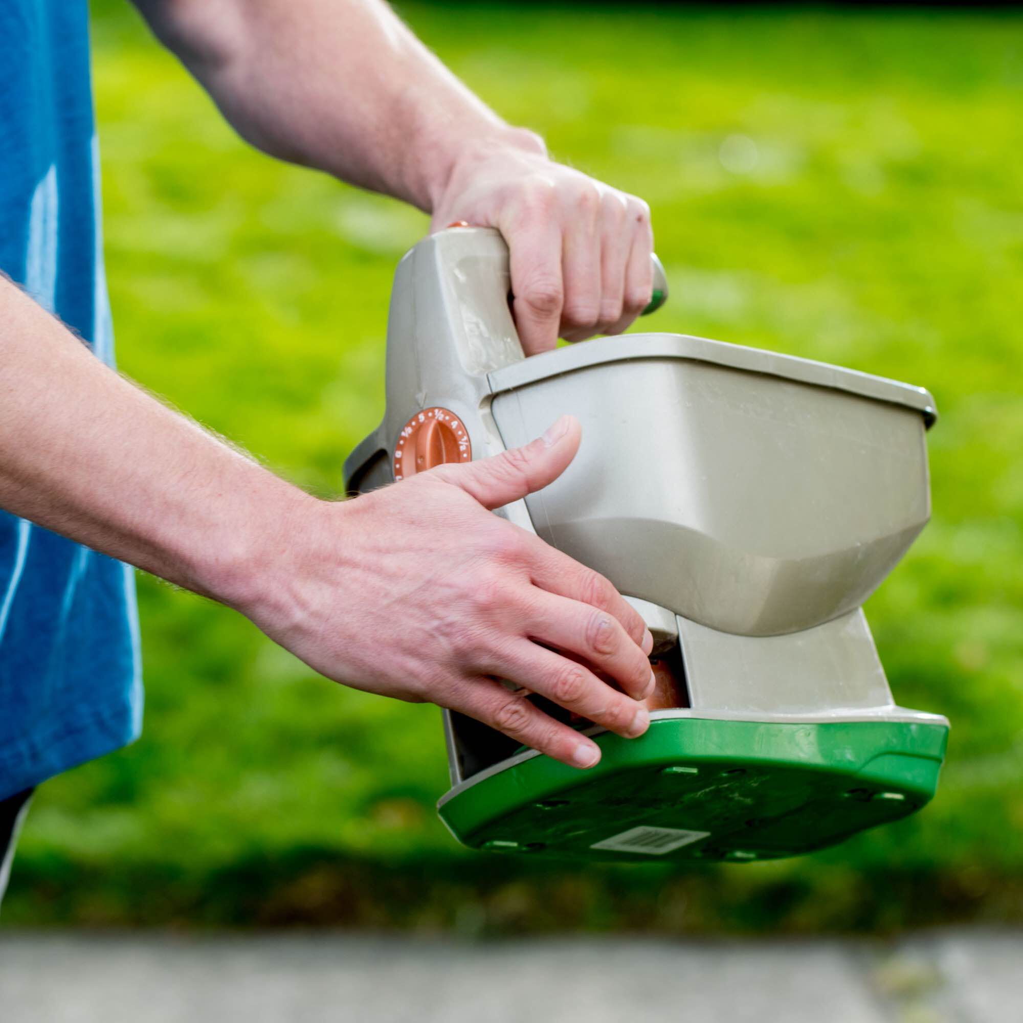 Scotts Wizz Hand-Held Spreader (並行輸入品) Scotts Wizz Hand-Held Spreader (Case of 4)