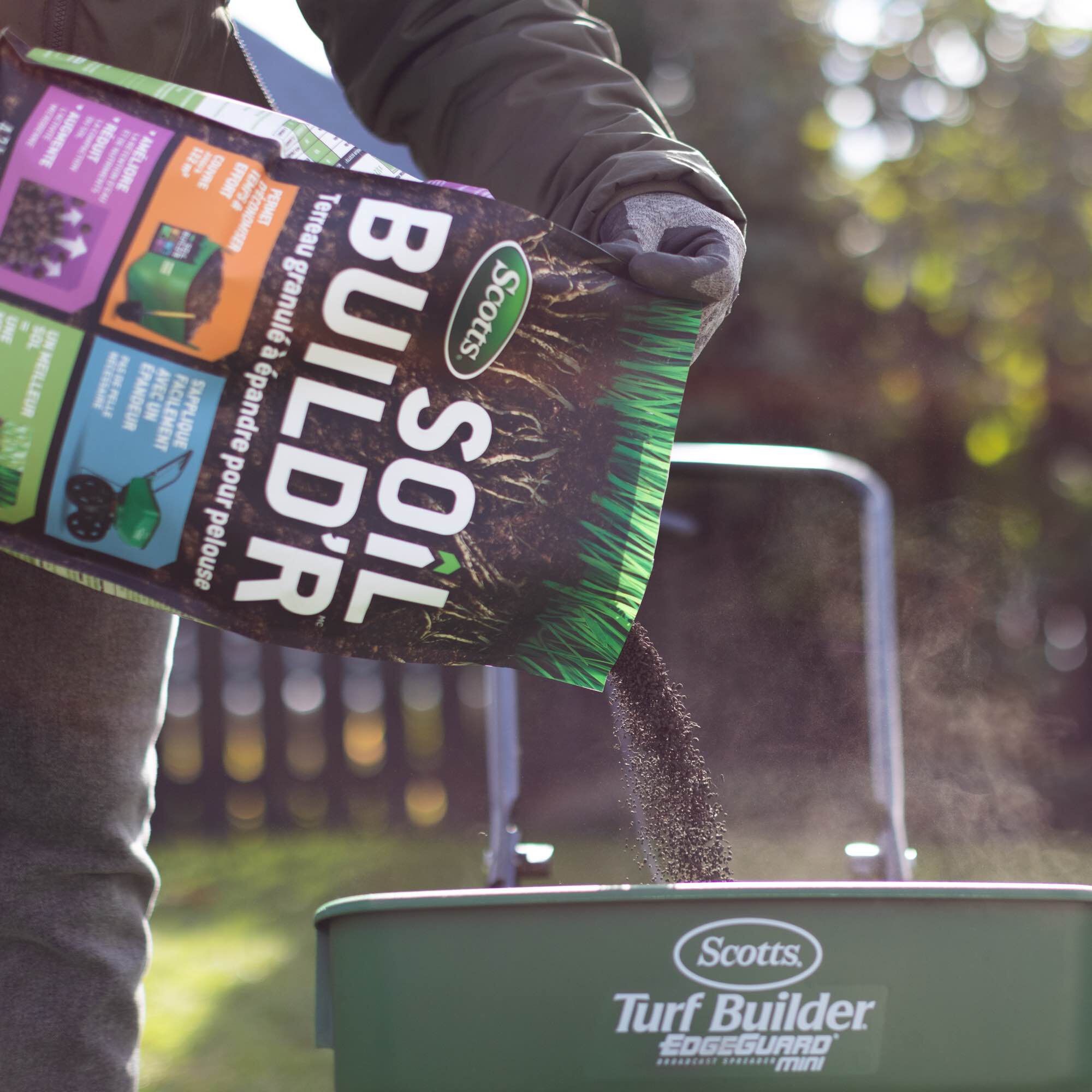 Scotts Soil Build'R Spreadable Top Dress For Lawns | Scotts Canada