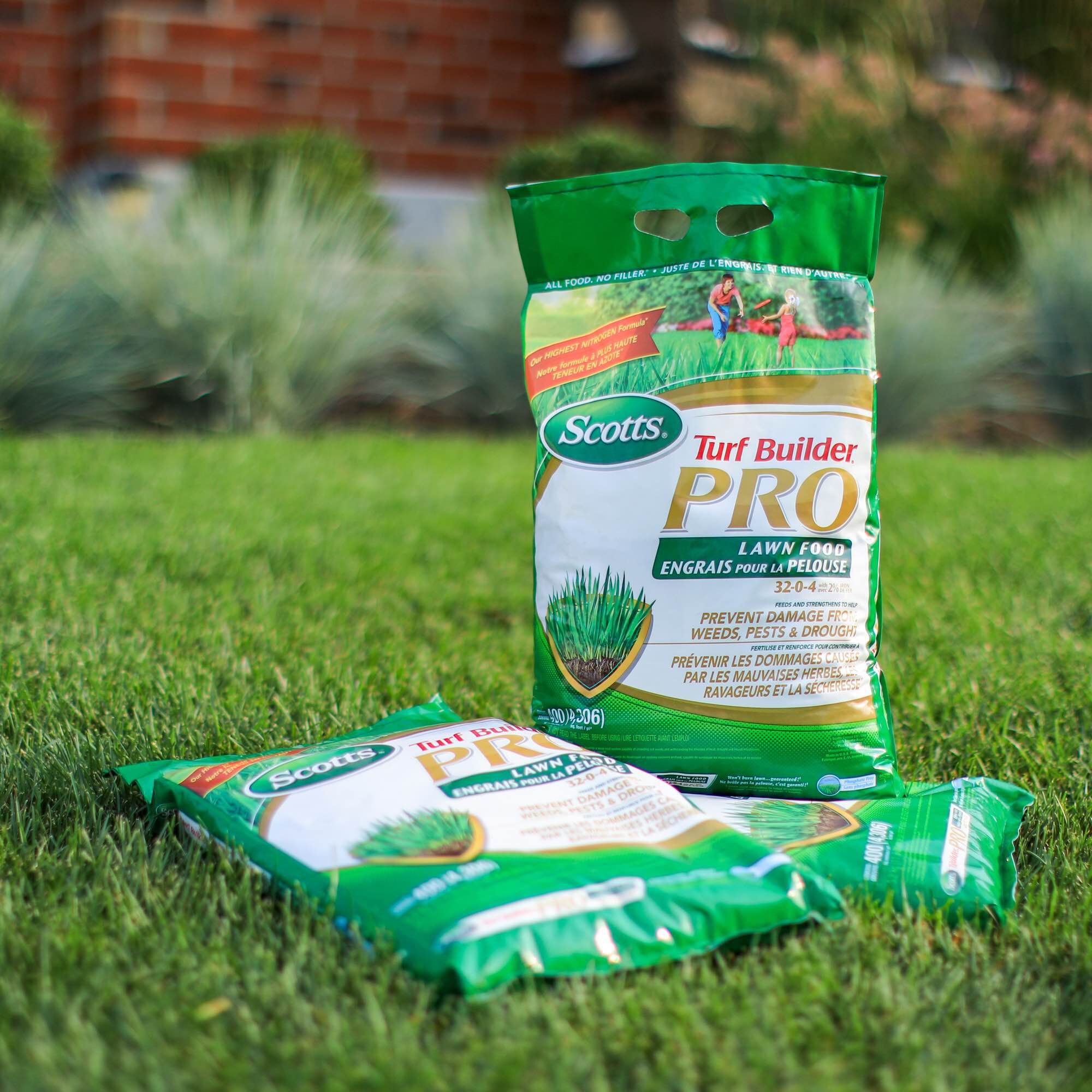 Scotts Turf Builder PRO Lawn Food 32 0 4 with 2 Iron Scotts Canada