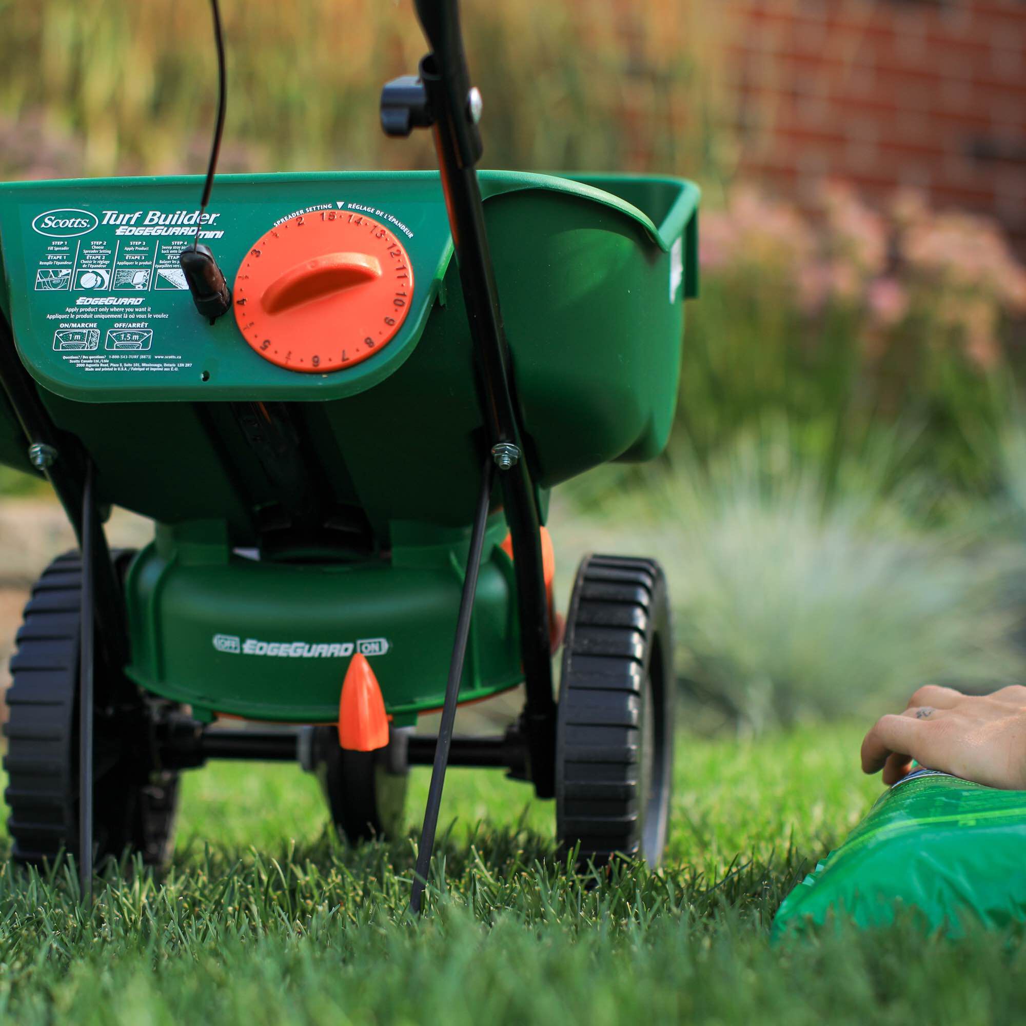 Scotts Turf Builder Edgeguard Mini Broadcast Spreader Scotts Canada