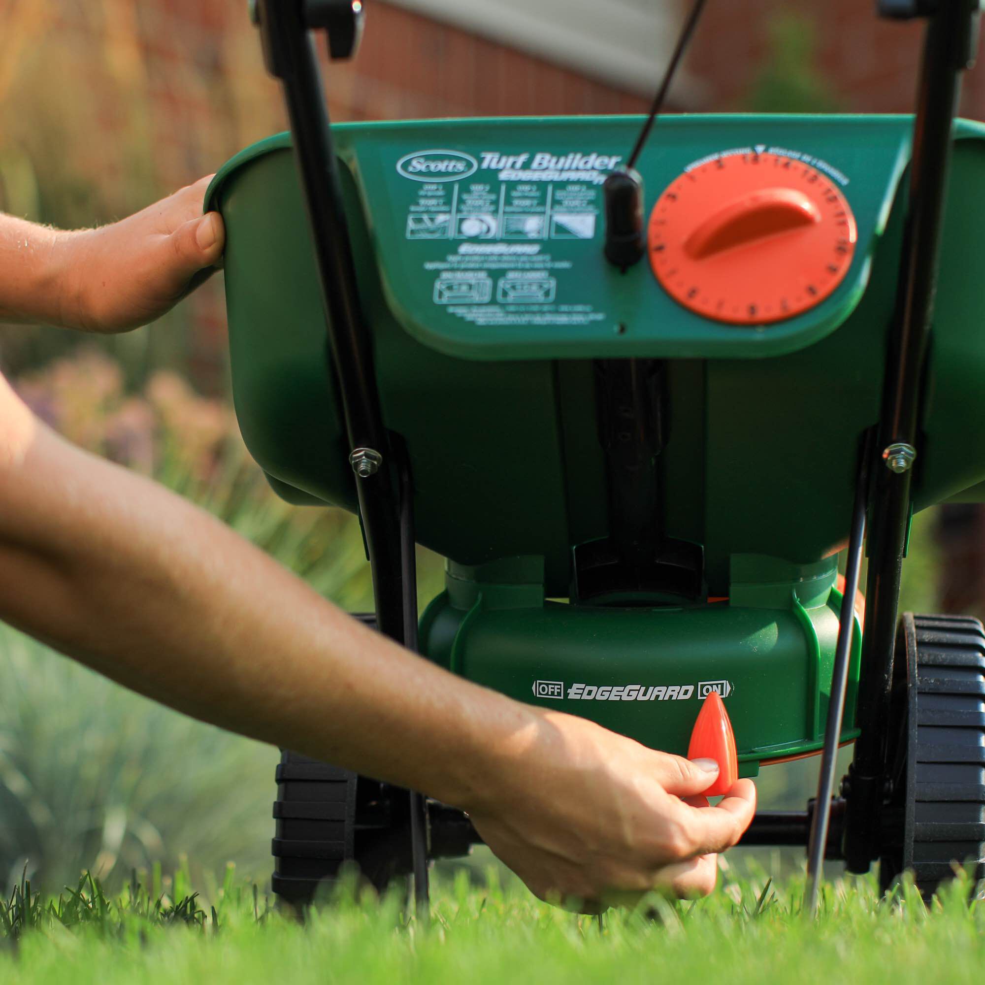 Scotts turf builder edgeguard 2024 mini broadcast spreader